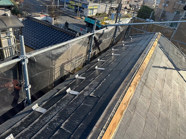 スレート屋根から横暖ルーフを使った屋根カバー工事を行いました！川口市屋根カバー工事　横暖ルーフαｓ　ニチハ　センタールーフ　スレートボロボロ　ガルバリウム鋼板　